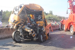 Xe cứu hộ tông xe container tại cầu Phú Mỹ, 3 người chết