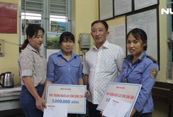 Báo Người Lao Động trao quà cho 2 nữ nhân viên gác chắn đường sắt cứu người