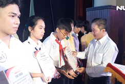 121 suất học bổng trao cho con em công nhân có hoàn cảnh khó khăn