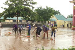 Dọn dẹp trường học, giúp học sinh đến trường sau lũ
