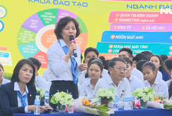 Chương trình "Đưa trường học đến thí sinh" tại Khánh Hòa (P2)