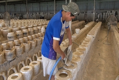 Phóng sự: Làng gốm Bình Dương hối hả vào Tết