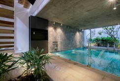 Bể bơi trong nhà ống Sài Gòn chỉ rộng 70m2 Bể bơi trong nhà ống Sài Gòn chỉ rộng 70m2