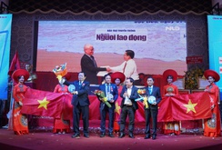 Doanh nhân Tân Bình tặng 1.000 lá cờ Tổ quốc cho ngư dân