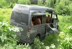 Tông xe khách 45 chỗ, “Limousine”lao xuống hố