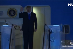 Tổng thống Mỹ Donald Trump đến sân bay Nội Bài