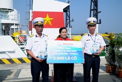 5.000 lá cờ Tổ quốc và quà Tết đến các nhà giàn DK1