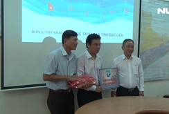 Báo Người Lao Động tặng 5.000 lá cờ Tổ quốc cùng ngư dân Bạc Liêu bám biển