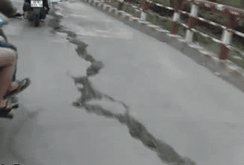 Đường nứt toác, sụt lún, tiềm ẩn nguy cơ tai nạn giao thông