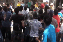 Hàng trăm người tranh nhau “giật cô hồn”