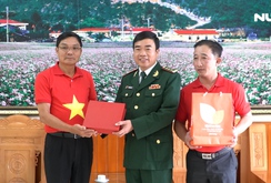 Báo Người Lao Động tặng cờ Tổ quốc cho Đồn Biên phòng Lũng Cú