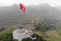 Cờ Tổ quốc đến với đồng bào vùng cực Bắc