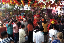 Người dân TP HCM chen chúc đến chùa Ngọc Hoàng cầu an