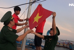 Cờ Tổ quốc tung bay trên đảo tiền tiêu Phú Quý