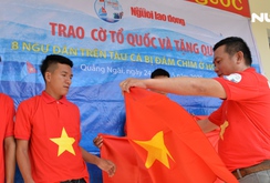 Tặng cờ Tổ quốc cho 8 ngư dân tàu cá bị đâm chìm ở Hoàng Sa