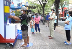 “ATM thực phẩm miễn phí” giúp người gặp khó khăn trong dịch Covid-19