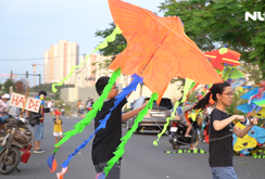 Hàng trăm người đến Thủ Thiêm thả diều bất chấp dịch Covid-19