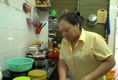 Người phụ nữ không lập gia đình, nuôi cha và em gái bị bệnh