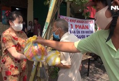 Người dân TP HCM thi nhau làm từ thiện trong dịch Covid-19