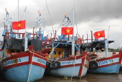 Ngư dân Tiền Giang thay mới cờ Tổ quốc trên tàu