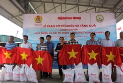 2.000 lá cờ Tổ quốc cùng ngư dân Tiền Giang ra khơi bám biển