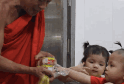 Báo Người Lao Động trao quà đến hai “ngôi nhà chung” đặc biệt