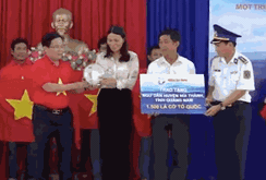 Báo Người Lao Động trao tặng ngư dân xứ Quảng 1.500 lá cờ Tổ quốc