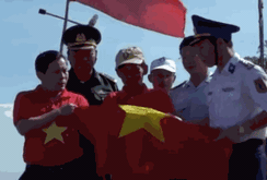 Ngư dân Cù Lao Chàm đón nhận 500 lá cờ Tổ quốc