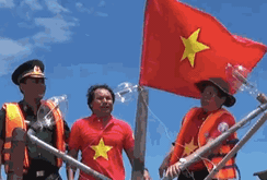 Ngư dân xúc động khi Báo Người Lao Động tặng cờ Tổ quốc giữa trùng khơi
