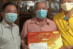 “Mai Vàng nhân ái” thăm NSƯT Phương Tùng và nhạc sư Nguyễn Vĩnh Bảo