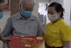 Mai Vàng nhân ái thăm NSND Thái Mạnh Hiển và GS-NGƯT Nguyễn Văn Đời