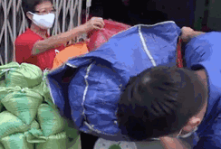 Người dân phấn khởi đổi rác lấy gạo miễn phí