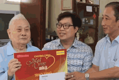 Mai Vàng nhân ái thăm nghệ sĩ Hề Sa và tác giả Minh Khoa