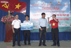 Trao 2.000 lá cờ Tổ quốc cho ngư dân Thị xã La Gi