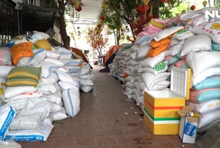 Kho “ATM gạo” đầy ắp vì người liên tục chở gạo tới góp