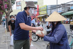 TÁM VỚI NGƯỜI NỔI TIẾNG: Gặp gỡ ông chủ "ATM" gạo