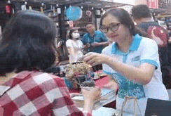 Bạn trẻ TP HCM đổi cây, tặng sách cho học sinh miền Trung