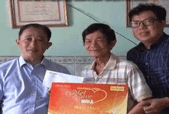 Mai vàng nhân ái thăm và trao quà cho nghệ sĩ Mai Trần và ảo thuật gia Trần Bình