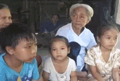 Rớt nước mắt trước cảnh 3 anh em mất cả cha mẹ vì tai nạn giao thông