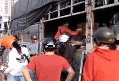 Nông sản “mắc kẹt” vì dịch virus corona, thương lái đổ xuống lề đường bán rẻ