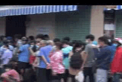 Xếp hàng từ rạng sáng chờ mua khẩu trang phòng virus corona