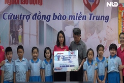 Các em học sinh tiểu học đến với chương trình “Trái tim miền Trung”