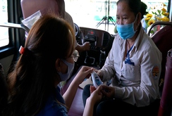 Tặng 3.000 chai nước rửa tay và khẩu trang cho tài xế xe buýt