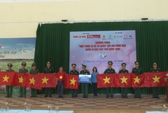 Trao 1.000 cờ Tổ quốc cho Bộ đội Biên phòng tỉnh Đồng Tháp