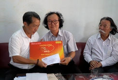 “Mai Vàng nhân ái” thăm và tặng quà Nhạc sĩ Phan Thiết