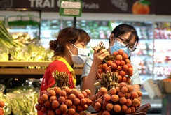 Người dân thích thú mua vải thiều Lục Ngạn chưa tới 30.000 đồng/ký