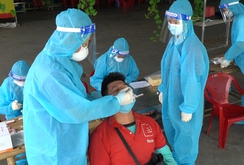 Shipper “vùng đỏ” phấn khởi đi xét nghiệm miễn phí để trở lại công việc