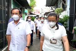 Bí thư Thành ủy TP HCM Nguyễn Văn Nên thăm trẻ mồ côi cha, mẹ vì Covid-19