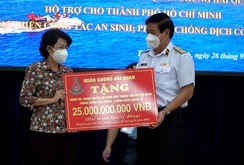 Bộ Tư lệnh Hải quân và Tổng công ty Tân cảng Sài Gòn tặng TP HCM 25 tỉ đồng cùng 135 tấn gạo