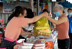 Người dân quận 10 phấn khởi đi chợ dã chiến mua thực phẩm